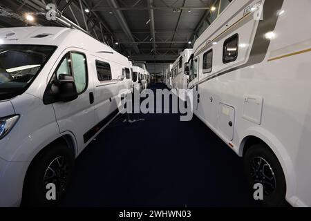 Camping car expo al Parc Expo di Mulhouse, Francia. Più di 150 camper, furgoni, furgoni convertiti e roulotte sono esposti per questa occasione. Foto Stock