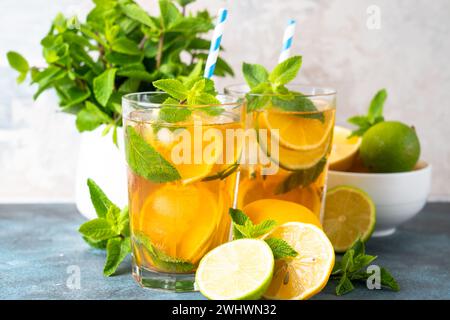 Tè freddo con limone, lime, menta e ghiaccio. Foto Stock
