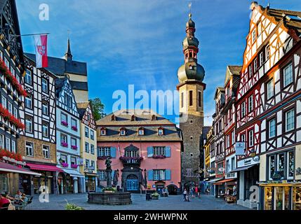 Piazza del mercato con case a graticcio e la chiesa parrocchiale di San Martin, Cochem, Germania Foto Stock