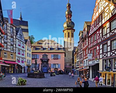 Piazza del mercato con case a graticcio e la chiesa parrocchiale di San Martin, Cochem, Germania Foto Stock