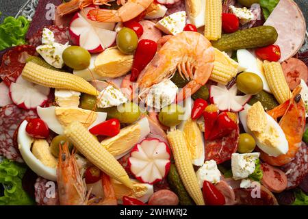 Vista ravvicinata di Fiambre, insalata di Guatemala, Messico e America Latina con affettati e gamberi. Piatto festivo per tutti i Santi Foto Stock