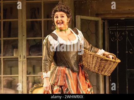 Lesley Garrett (Berta) nel BARBIERE DI SIVIGLIA all'English National Opera (ENO), London Coliseum, London WC2 12/02/2024 musica: Gioachino Rossini libretto: Cesare Sterbini direttore: Roderick Cox design: Tanya McCallin illuminazione originale: Tom Mannings direttore originale: Jonathan Miller Foto Stock