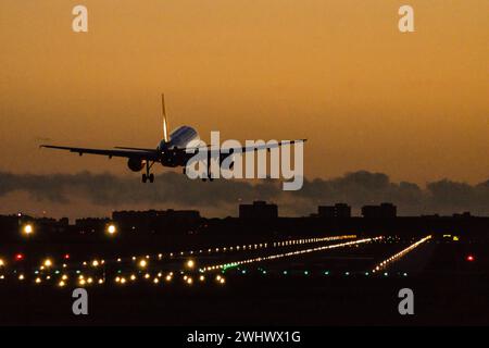 Avion aterrizando en el aeropuerto de Palma Foto Stock