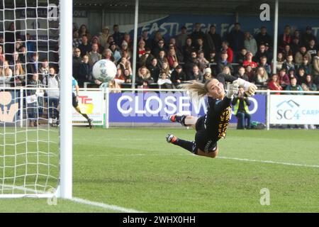 Kayla Rendell portiere battuto per colpo da Ella Toone Southampton FC Women contro Manchester United Women Adobe Women's fa Cup al Silverlake Stadium Foto Stock