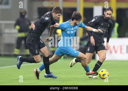 Milano, Italia. 11 febbraio 2024. Khvicha Kvaratskhelia della SSC Napoli affronta Matteo gabbia e Yacine Adli dell'AC Milan durante la partita di serie A A a Giuseppe Meazza. Il credito per immagini dovrebbe essere: Jonathan Moscrop/Sportimage Credit: Sportimage Ltd/Alamy Live News Foto Stock