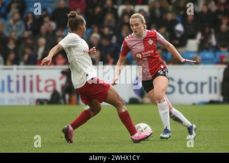 Jemma Purfield (r) affronta Nikita Parris Southampton FC Women contro Manchester United Women Adobe Women's fa Cup al Silverlake Stadium Foto Stock