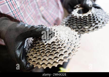 Il produttore di biciclette mette a confronto due cassette, quella vecchia e quella nuova Foto Stock