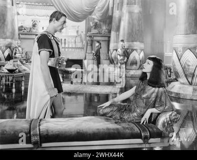 WARREN WILLIAM interpreta Giulio Cesare e CLAUDETTE COLBERT interpreta Cleopatra in una scena di CLEOPATRA 1934 regista CECIL B. DeMille Costume Design TRAVIS BANTON Paramount Pictures Foto Stock