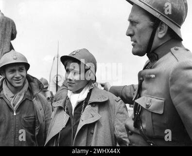 L'attore americano KIRK DOUGLAS con l'attrice tedesca SUSANNE CHRISTIAN (in seguito CHRISTIANE KUBRICK) in Baviera per I SENTIERI DI GLORIA 1957 regista STANLEY KUBRICK romanzo HUMPHREY COBB Costume Design ILSE DUBOIS Music GERALD FRIED Still Photographer LARS LOOSCHEN United Artists Foto Stock