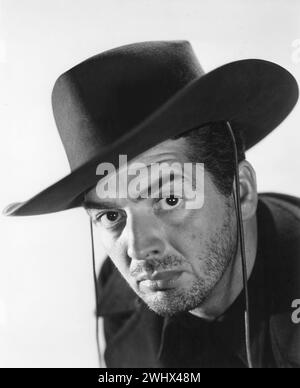 L'attore cinematografico americano VICTOR MATURA in un ritratto pubblicitario come Doc Holliday in MY DARLING CLEMENTINE 1946 regista JOHN FORD Costumes RENE HUBERT Music CYRIL J. MOCKRIDGE 20th Century Fox Foto Stock