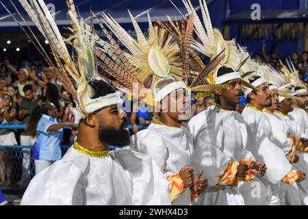 Rio, Brasile - 10 febbraio 2024: Sfilate delle scuole di samba Uniao da Ilha della serie d'oro, durante il carnevale nella città di Rio de Janeiro. Foto Stock