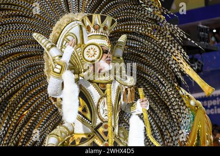 Rio, Brasile - 10 febbraio 2024: Sfilate delle scuole di samba Uniao da Ilha della serie d'oro, durante il carnevale nella città di Rio de Janeiro. Foto Stock