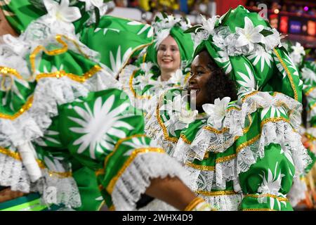 Rio, Brasile - 10 febbraio 2024: Sfilate delle scuole di samba Uniao da Ilha della serie d'oro, durante il carnevale nella città di Rio de Janeiro. Foto Stock