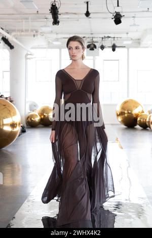 New York. US, 11/02/2024, Una modella cammina sulla pista indossando la collezione Undertop "la Dolce vita", ispirata agli angoli d'Italia creata dalla designer brasiliana Juliana Mansur durante Flying solo NYFW febbraio 2024 ai Canoe Studios l'11 febbraio 2024 a New York City. Crediti: Brasile Photo Press/Alamy Live News Foto Stock