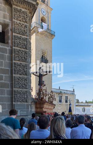 Jerez de la Frontera, Spagna - 11 febbraio 2024: Processione della settimana Santa di fronte alla cattedrale di Jerez de la Frontera, Spagna. Devoti e turisti Foto Stock