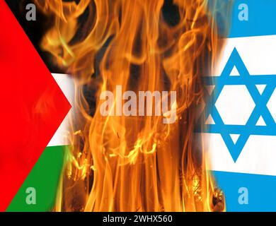 Conflitto palestinese israeliano. Bandiera della Palestina e di Israele che bruciano in fiamme. Bandiere di Israele Palest Foto Stock