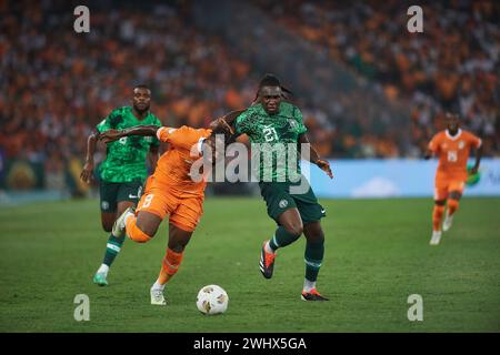 ABIDJAN, COSTA D'AVORIO, VENERDÌ 11 FEBBRAIO 2024. Duello tra l'ivoriano Franck Kessié e la Nigeria Calvin Bassey Ughelumba. Foto Stock