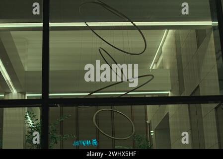 Bruxelles, Belgio. 5 febbraio 2024. Fotografia di un paesaggio stradale. Facciata dell'edificio lungo Avenue du Boulevard. montaggio di anelli grandi Foto Stock