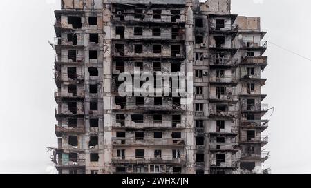 Case distrutte e bruciate nella città Russia Ucraina guerra Foto Stock