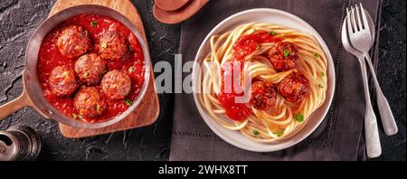 Polpette. Polpette di carne di manzo, posate in una padella e con spaghetti Foto Stock