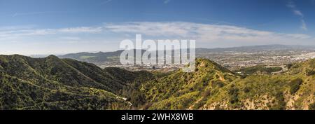 Vista panoramica sulla cima della montagna di Burbank, CALIFORNIA e San Fernando Valley, dai monti Verdugo. Contea di Los Angeles, California meridionale Foto Stock