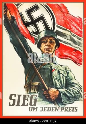 Seconda guerra mondiale, soldato dell'esercito della Wehrmacht con una grande bandiera svastica con il titolo di propaganda "VITTORIA a tutti i costi", seconda guerra mondiale, Germania nazista Foto Stock