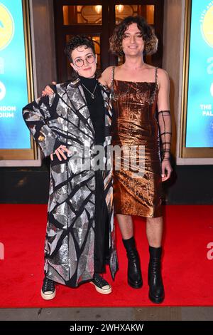 Londra, Regno Unito. 11 febbraio 2023. Lucy Moss (L) e Toby Marlow partecipano ai WhatsOnStage Awards 2024, al Palladium Theatre di Londra. Il credito fotografico dovrebbe essere: Matt Crossick/Alamy Live News Foto Stock