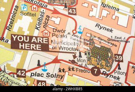 Polonia, Breslavia, mappa della città con le attrazioni turistiche indicate, mappa della piazza principale della città con vari simboli e contrassegno del testo "You are here", guida turistica Foto Stock