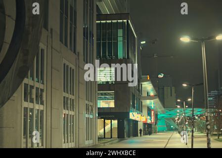 Bruxelles, Belgio. 5 febbraio 2024. Facciata degli edifici. Edificio Starbucks in lontananza. Passante per strada. Hotel Thon, scuola di affari Foto Stock