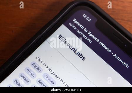 Sito Web ElevenLabs visto su iPhone. ElevenLabs è un'azienda tecnologica specializzata nello sviluppo di software per sintesi vocale e sintesi vocale utilizzando l'intelligenza artificiale Foto Stock