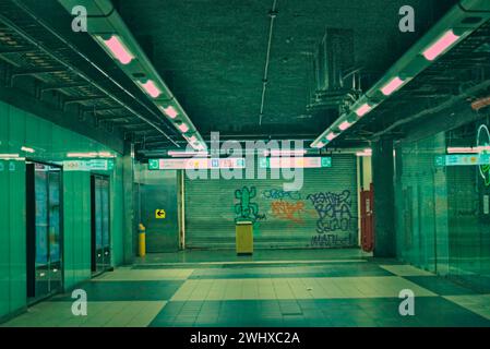 Bruxelles, Belgio. 5 febbraio 2024. Interno della metropolitana alla stazione Roger. Gaffiti alle pareti. Trasporto pubblico in Belgio. Corridoio lungo. Foto Stock