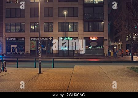 Bruxelles, Belgio. 5 febbraio 2024. Paesaggio astratto. Facciata degli edifici di Bruxelles. Architettura cittadina. Farmacia, marca di birra belga Primus Foto Stock