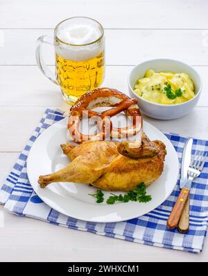 Pollo parzialmente arrosto, birra, pretzel e insalata di patate Foto Stock