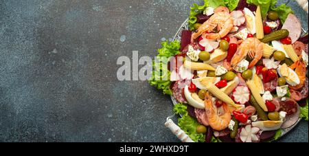 Vista ravvicinata di Fiambre, insalata di Guatemala, Messico e America Latina con affettati, gamberi, verdure sott'aceto. Festivo Foto Stock