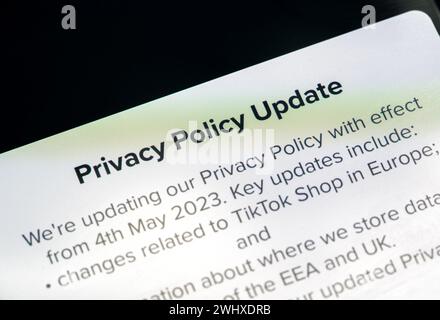 Aggiornamento dell'informativa sulla privacy dell'app TikTok, problemi relativi alla gestione dei dati privati dell'applicazione, norme e politiche in USA ed Europa iOS e Android Tik Tok app dat Foto Stock