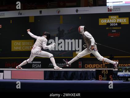 Torino, Italia. 11 febbraio 2024. Alexander Choupenitch della Repubblica Ceca (L) e Enzo Lefort della Francia durante la semifinale maschile del Gran Premio di scherma - Trofeo Inalpi 2024 l'11 febbraio 2024 a Torino. Alexander Choupenitch, Repubblica Ceca, ha vinto la finale. Credito: Agenzia fotografica indipendente/Alamy Live News Foto Stock