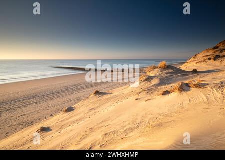 Vista sull'orizzonte del mare dalla cima delle dune di sabbia Foto Stock