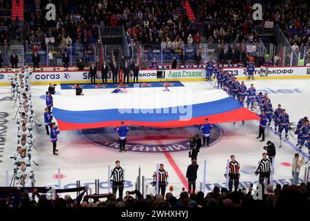 San Pietroburgo, Russia. 11 febbraio 2024. La bandiera della Federazione Russa durante l'esecuzione dell'inno della Russia sulla Kontinental Hockey League, stagione regolare KHL 2023 - 2024 tra SKA San Pietroburgo Sochi alla SKA Arena. (Punteggio finale; SKA San Pietroburgo 8:1 Sochi) credito: SOPA Images Limited/Alamy Live News Foto Stock