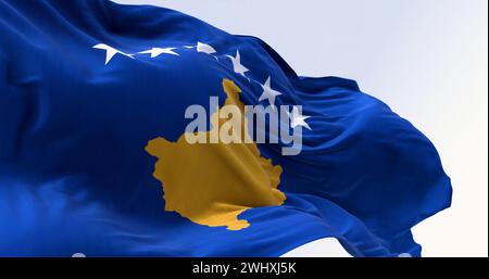 Primo piano della bandiera nazionale del Kosovo che sventola Foto Stock