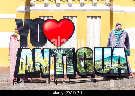 Insegna Love Antigua presso la Chiesa e il Monastero la Merced, Calle del Arco, Antigua, Dipartimento Sacatepéquez, Repubblica del Guatemala Foto Stock