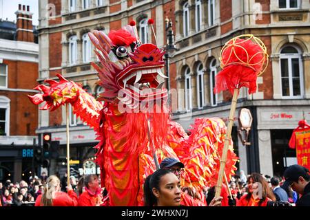 Charing Cross Road, Londra, Regno Unito. 11 febbraio 2024. La parata del capodanno cinese ha molti draghi che rappresentano l'anno del Drago. Migliaia di persone hanno partecipato alla celebrazione cinese a Londra, che ha visto i parati vestiti con costumi tradizionali cinesi, carri allegorici in stile cinese, danze di leoni e danze di draghi. Il nuovo anno lunare 2024 è l'anno del Drago. La comunità cinese a Londra, nel Regno Unito, organizzò una parata lungo Charing Cross Road a Londra Chinatown e si esibì a Trafalgar Square. Credito: Vedi li/Picture Capital/Alamy Live News Foto Stock