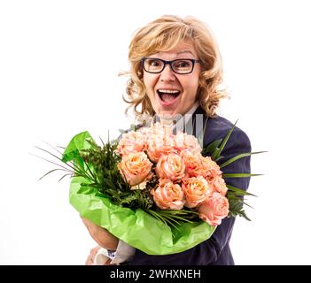 Donna matura ed entusiasta con bouquet di rose Foto Stock