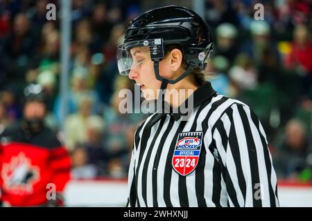 Minneapolis, Minnesota, Stati Uniti. 11 febbraio 2024. Un ufficiale durante il primo periodo della rivalità 2024 Series tra USA e Canada presso l'Xcel Energy Center di St. Paul, Minnesota, l'11 febbraio 2024. Il Canada ha vinto 6-1. (Immagine di credito: © Steven Garcia/ZUMA Press Wire) SOLO PER USO EDITORIALE! Non per USO commerciale! Foto Stock