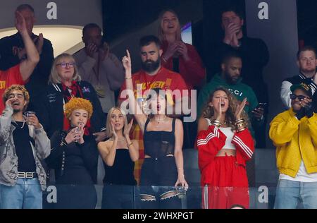 Las Vegas, Stati Uniti. 11 febbraio 2024. La Entertainer Taylor Swift reagisce dagli stand mentre si unisce a rapper Ice Spice (L), Ashley Avignone, Blake Lively e ai membri della famiglia del tight end di Kansas City Travis Kelce durante il Super Bowl LVIII all'Allegiant Stadium di Las Vegas, Nevada, domenica 11 febbraio 2024. Foto di John Angelillo/UPI credito: UPI/Alamy Live News Foto Stock