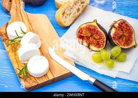 Formaggio di capra con fichi maturi e vino Foto Stock