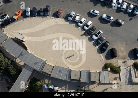 Vista dall'alto del parcheggio con droni. Veicoli parcheggiati in fila nel parco all'aperto Foto Stock