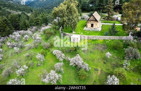 Drone paesaggio aereo dell'antica chiesa ortodossa cristiana in primavera. Cappella Santa Maria Asinoy cipro Foto Stock