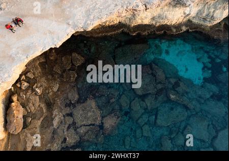 Paesaggio fatto di Capo Greko o grotte marine di Capo Greco Ayia Napa Cipro. Turisti che fanno visite turistiche Foto Stock