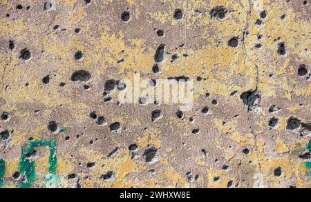 Schema muro danneggiato dall'esplosione della casa in Ucraina Foto Stock