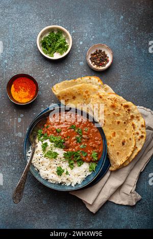 Tradizionale piatto punjabi indiano dal makhani con lenticchie e fagioli in ciotola nera servito con riso basmati, naan flat bread, fres Foto Stock